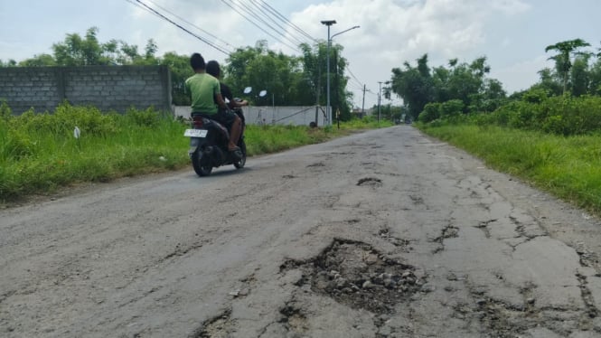 Ruas jalan Kabupaten Jombang yang kondisinya rusak.