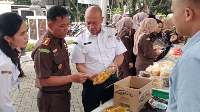 Kepala Kejari Kota Malang, Tri Joko meninjau Pasar Murah