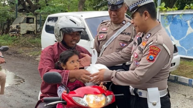 Warga saat menerima takjil dari polisi