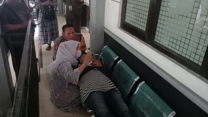 Ibu korban histeris anaknya meninggal dunia diduga dibegal.