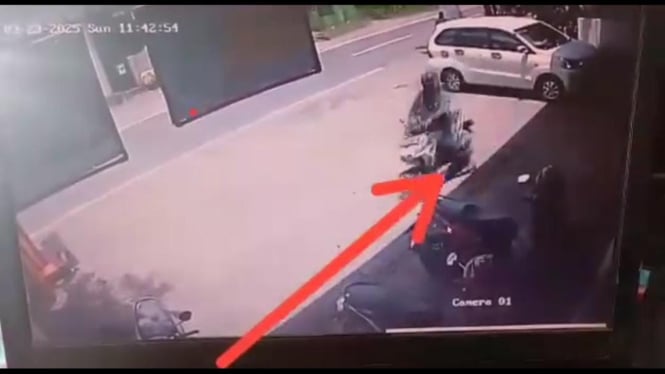 Rekaman kamera CCTV aksi curanmor.