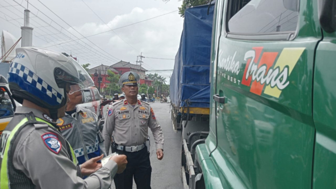 Kendaraan sumbu 5 yang nekat beroperasi selama pembatasan