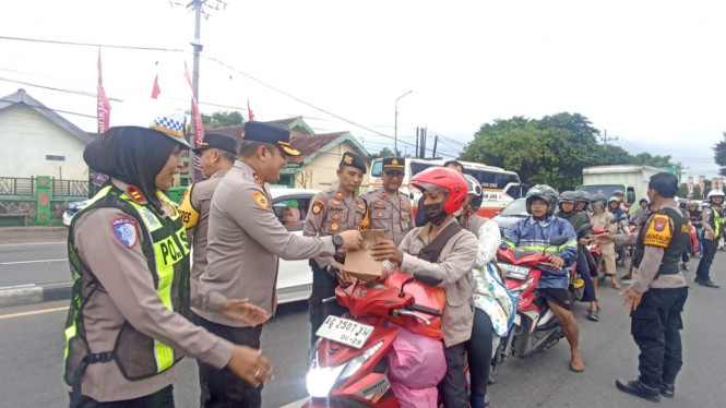 Kapolres Jombang dan Kasat Lantas menyapa pengguna jalan