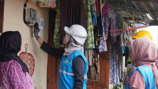 Pemasangan listrik gratis bagi warga kurang mampu Pasuruan