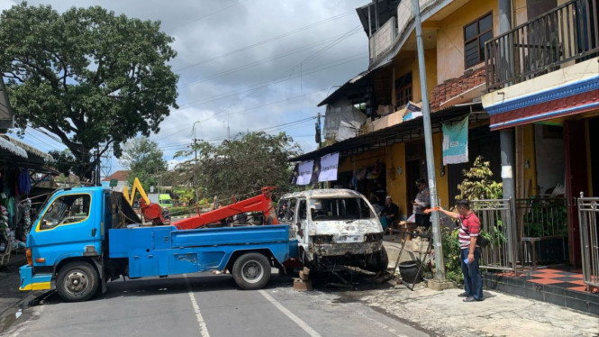 Mobil minibus yang terbakar