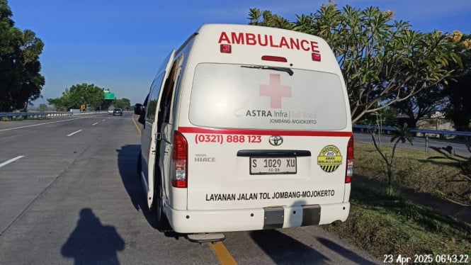 TKP laka lantas di tol Jombang