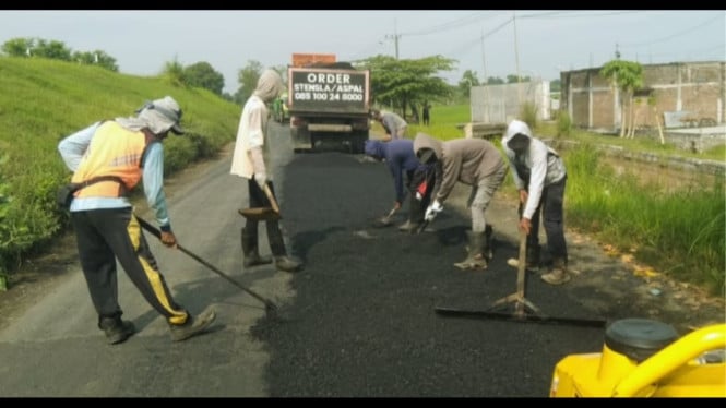 Perbaikan ruas jalan di kabupaten Jombang.