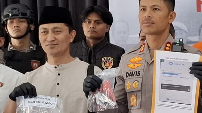 KH Nurkholis, pengasuh Ponpes Metal saat konferensi pers