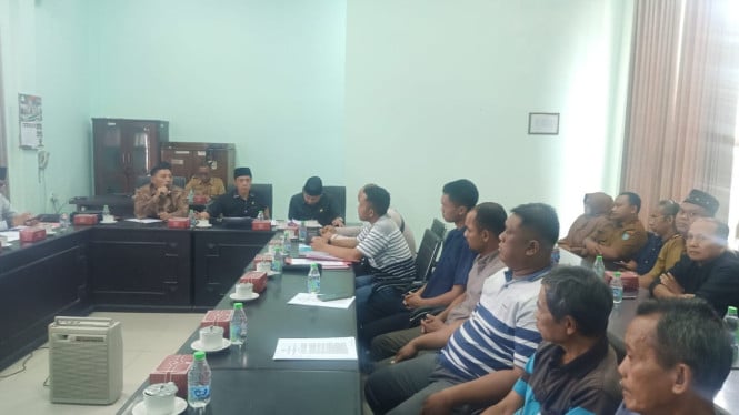 Warga Desa Jombang saat temui Komisi C DRPD Jombang