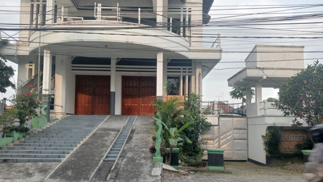 Kantor koperasi sejahtera tampak tak terawat.