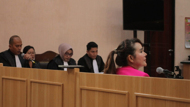 Sidang pencemaran nama baik dengan terdakwa Isa Zega