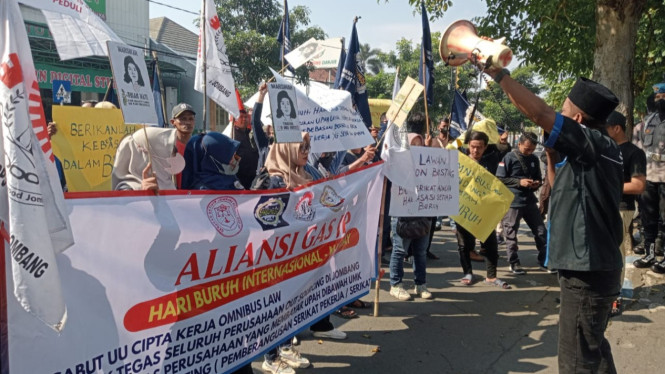 Puluhan buruh di Jombang lakukan demonstrasi.
