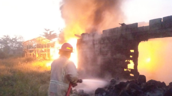 Api yang melahap gudang plastik di Sumobit