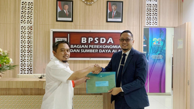 Tino Agus Salim saat menyerahkan berkas