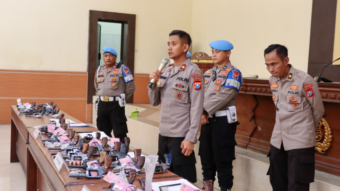 Pemeriksaan senpi anggota Polres Jombang.