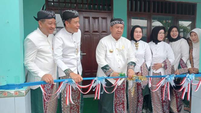 Bupati Jombang, saat resmikan gedung SDN Trawasan.