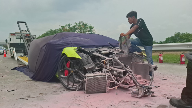 Mobil lamborghini yang terlibat laka lantas di Tol Jombang