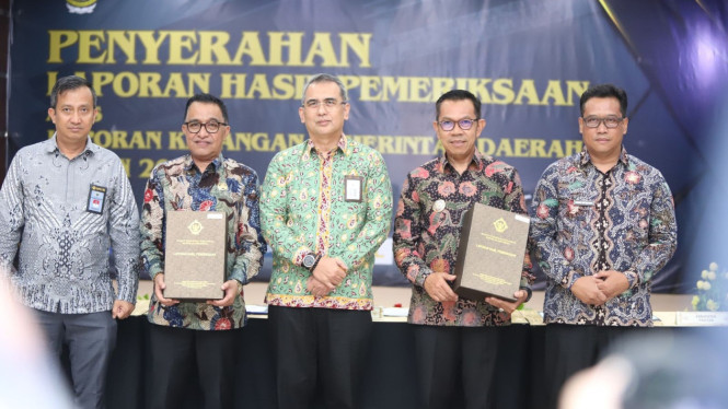 Wali Kota Batu saat menerima laporan opini WTP dari BPK RI