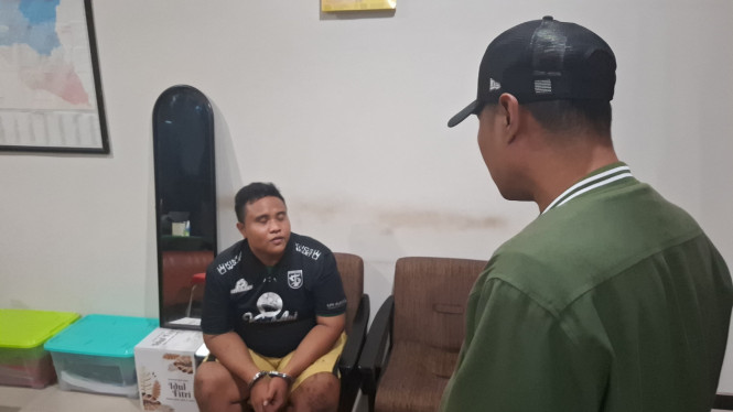 Pelaku Penipuan diamankan di kantor Kejaksaan Jombang.