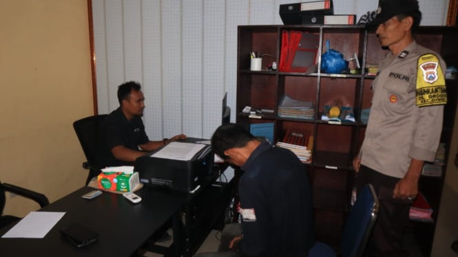 Pelaku saat diamankan polisi di Polsek Diwek
