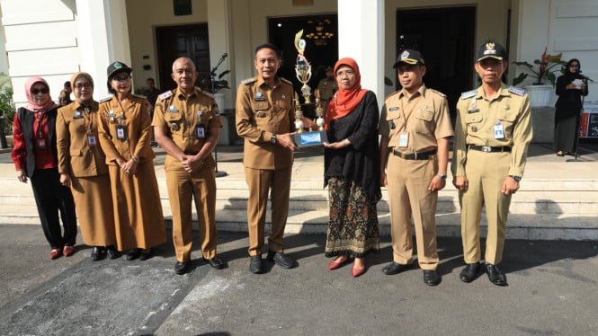 Penyerahan piagam dan piala pemenang Lomba Kampung Mbois.