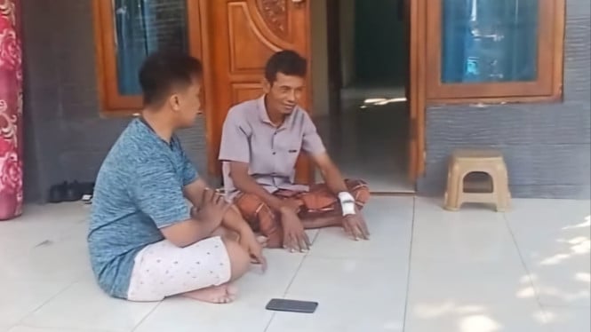 Warga yang terkena serpihan akibat truk TNI terbakar