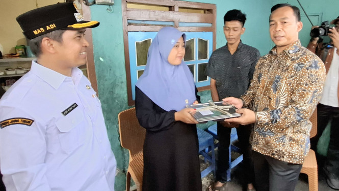 Menteri Wihaji saat menyerahkan MBG kepada ibu hamil