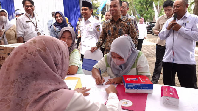 Menteri Wihaji, melihat langsung pelaksanaan KB gratis