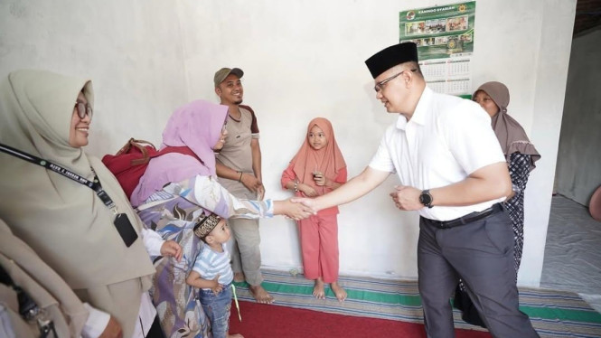 Kadindik Jatim Aries AP saat mendatangi rumah mendiang Aqilla
