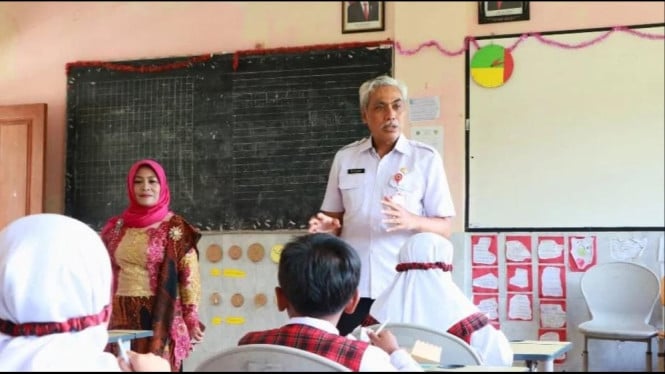 Kadindik Batu, M Chori saat memantau pembelajaran
