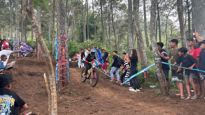 Saat rider melewati lintasan Panderman Gravity Park