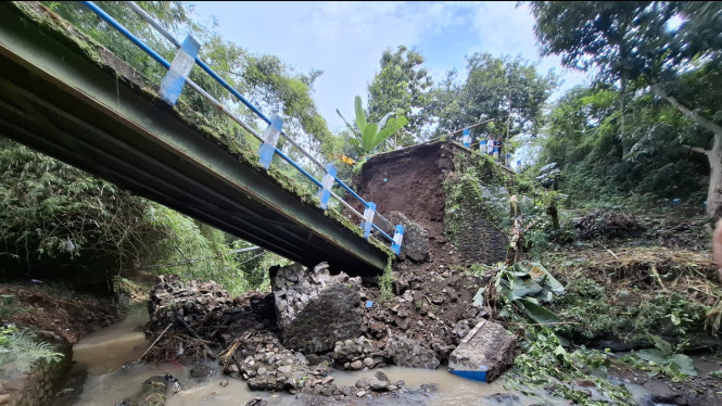 Jembatan di Desa Karangjati Anyar ambrol.