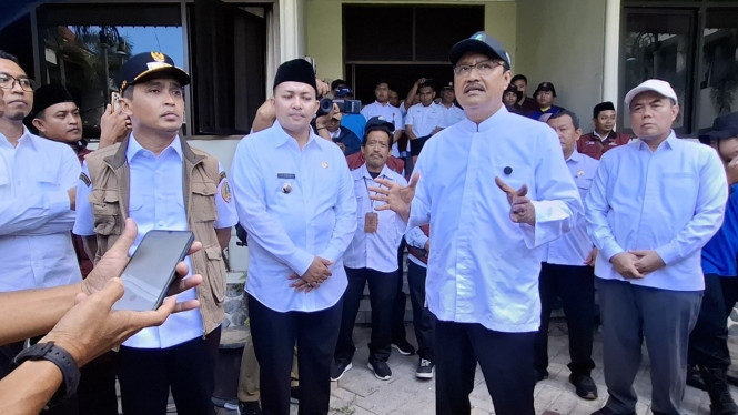 Gus Ipul saat mengunjungi lokasi gedung SR