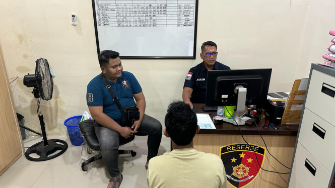 Polisi saat mengamankan tersangka pengedar narkoba.