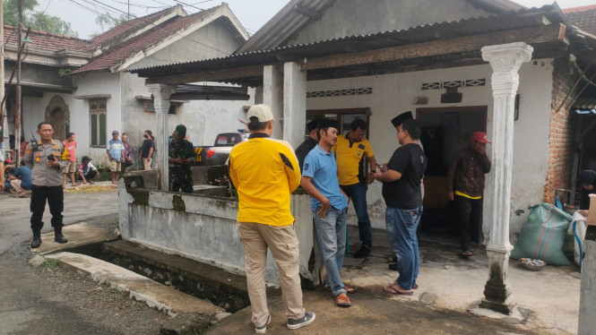 Petugas BPBD saat evakuasi mayat lansia.