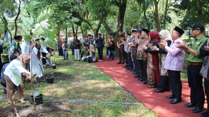 Calon pengantin di Jombang saat menanam bibit pohon