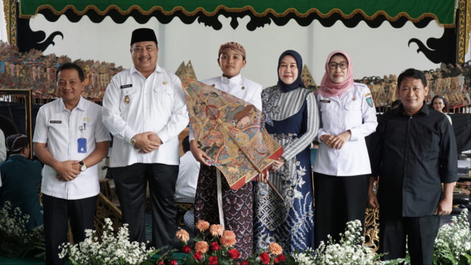 Pengenalan kesenian wayang di SDN Jombatan 3