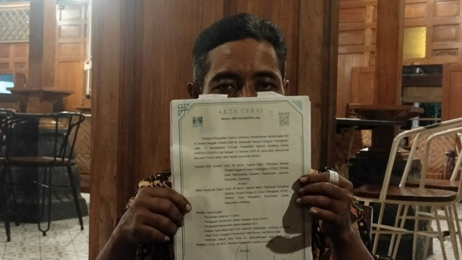 Abdul Roziq saat tunjukkan akta cerai.