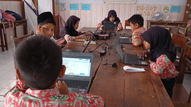 Aktivitas belajar mengajar menggunakan laptop.