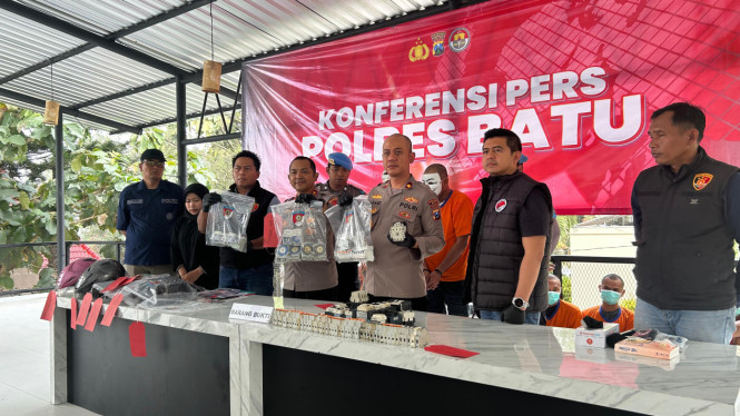 Kapolres Batu tunjukkan barang bukti pencurian komponen PJU