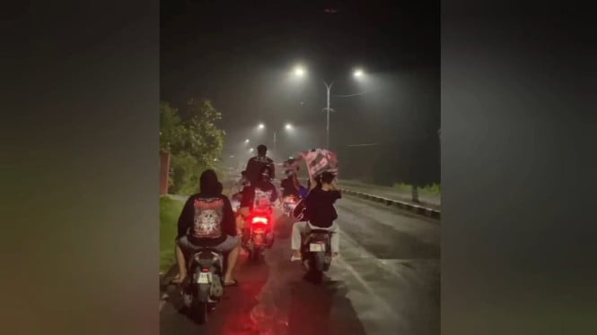 Anggota gangster yang meresahkan warga saat konvoi.