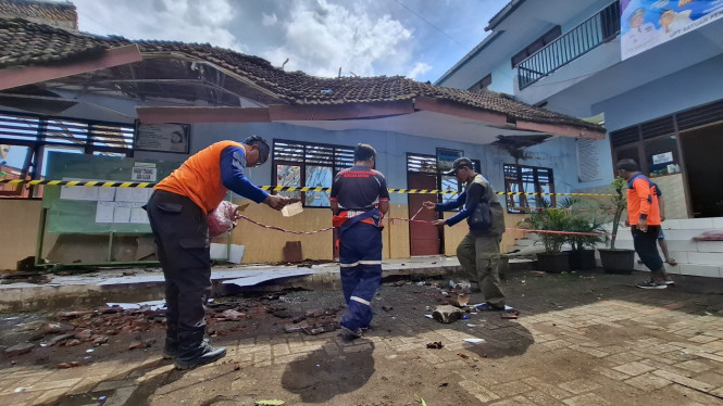 Atap gedung sekolah di Pasuruan yang ambruk