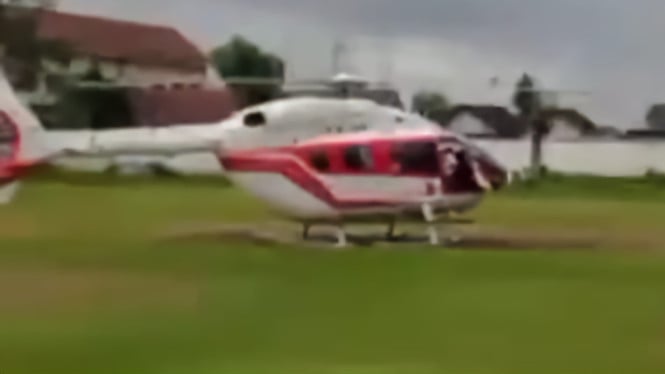 Helikopter milik gudang garam berada di lapangan Ngoro.