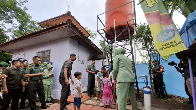 Anak-anak Desa Lorokan mandi langsung di sumur bor bantuan Danrem 083