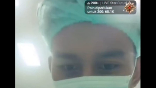 Tangkapan layar video tiktok perawat sedang siaran langsung.
