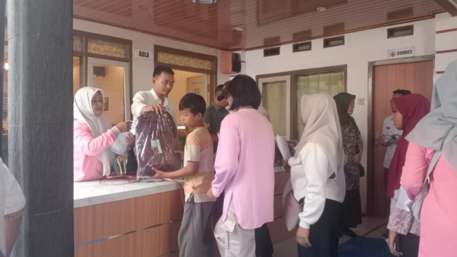 Pembagian tas dan alat sekolah di Desa Kepatihan Jombang