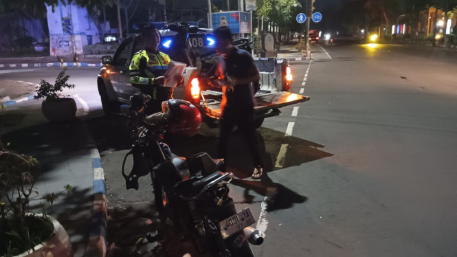 Kendaraan korban laka saat dievakuasi.