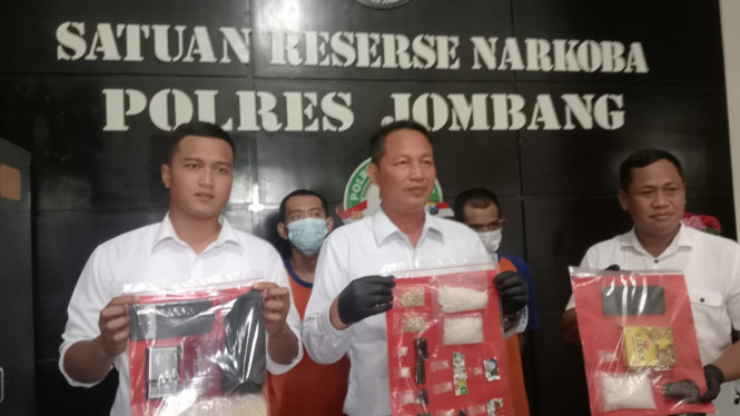 Polisi menunjukkan barang bukti sabu seberat 200 gram.