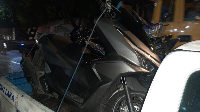 Kondisi kendaraan yang kecelakaan di jalan raya Bandung.