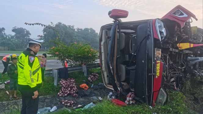 Kondisi bus yang mengalami laka di tol Jombang.
